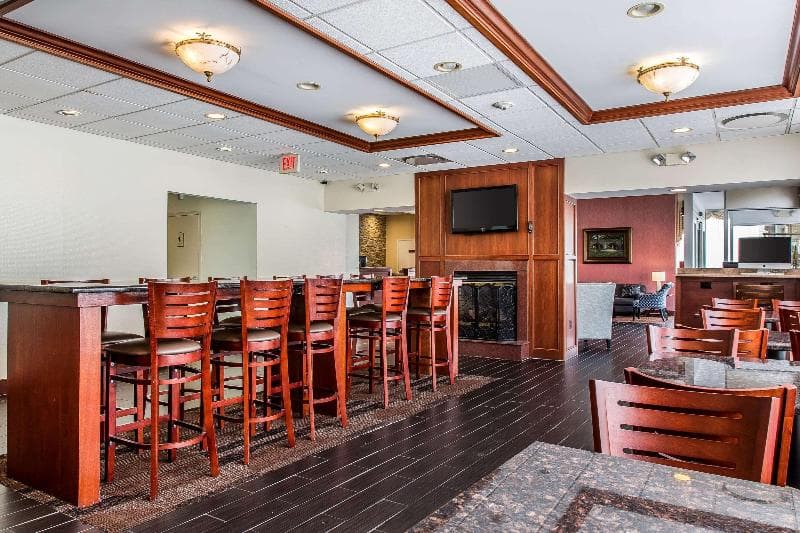 Clarion Hotel & Suites Hamden-New Haven 5