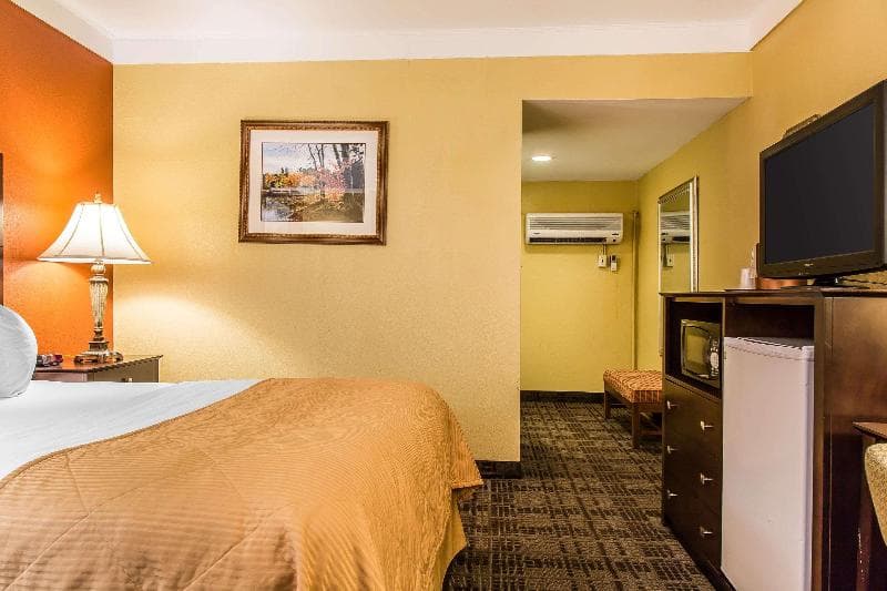 Clarion Hotel & Suites Hamden-New Haven photo 1
