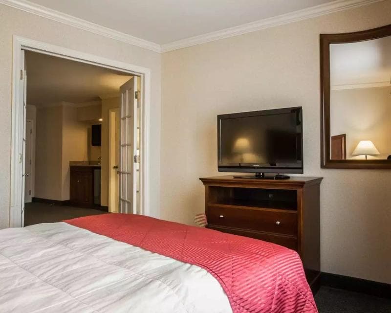 Clarion Inn & Suites At The Outlets Of Lake George 3