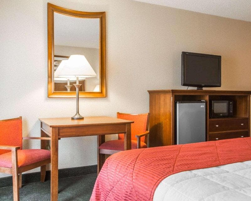 Clarion Inn & Suites At The Outlets Of Lake George 5