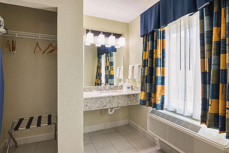 Rodeway Inn & Suites 3