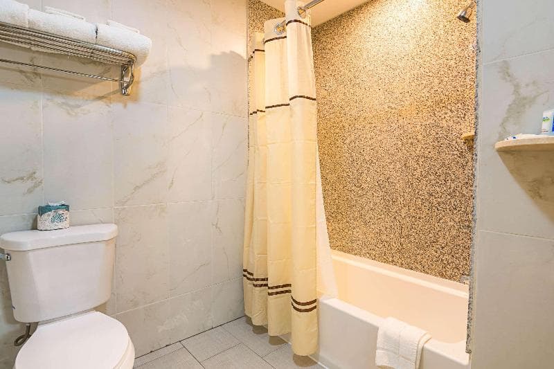 Rodeway Inn & Suites 2