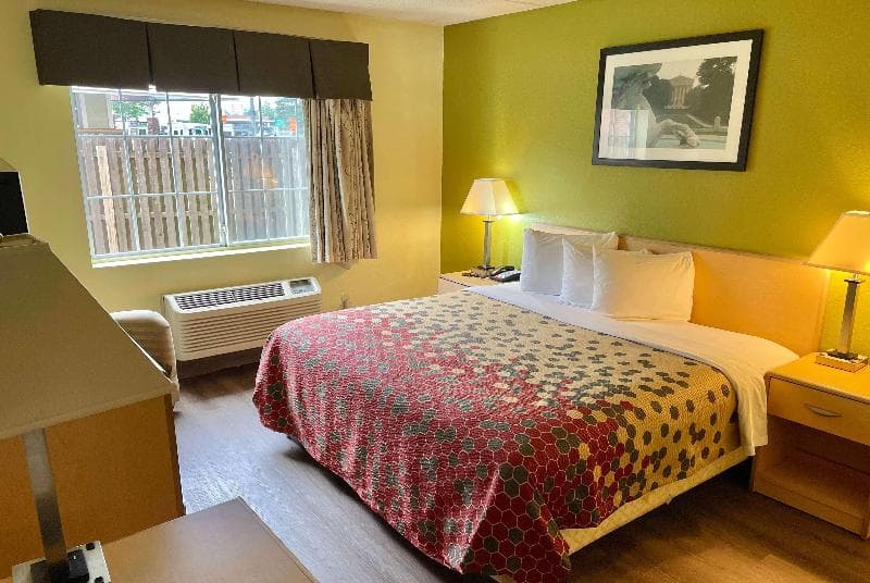Super 8 By Wyndham Gloucester 4