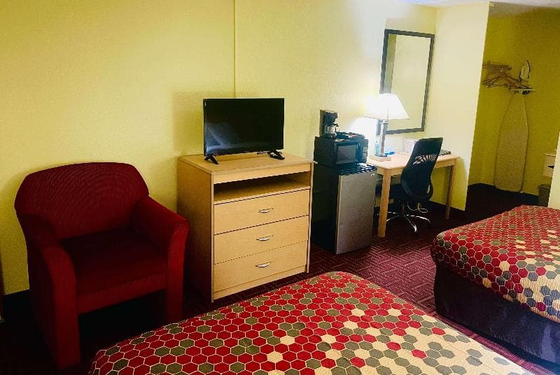 Super 8 By Wyndham Gloucester 5