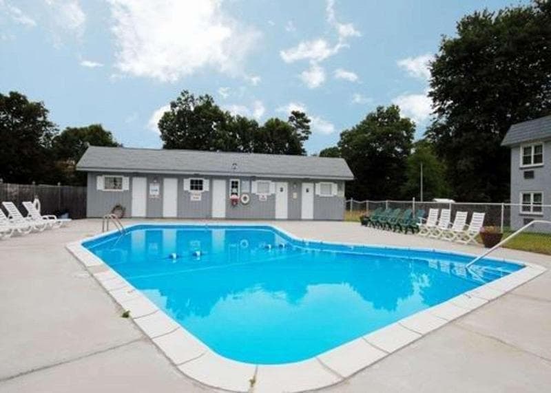 Econo Lodge Inn & Suites 5