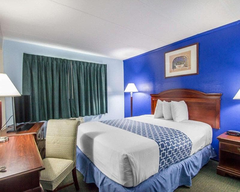 Econo Lodge Inn & Suites 2