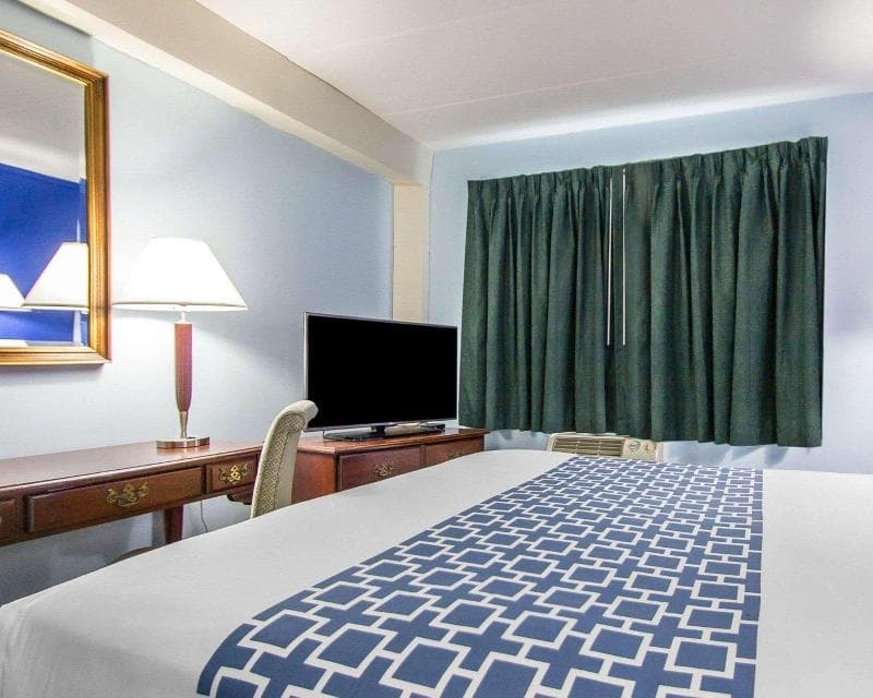 Econo Lodge Inn & Suites 4
