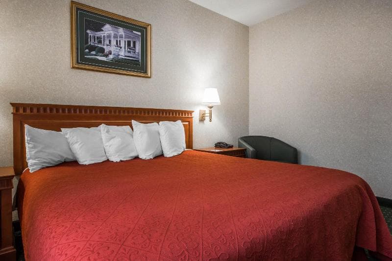 Econo Lodge Glens Falls / Lake George 5