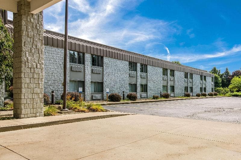 Clarion Pointe Jamestown - Falconer 2