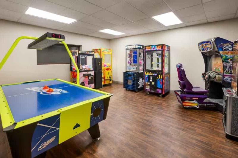La Quinta Inn & Suites by Wyndham Lake George 3