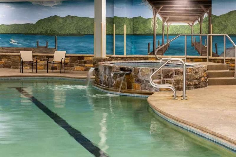 La Quinta Inn & Suites by Wyndham Lake George 2
