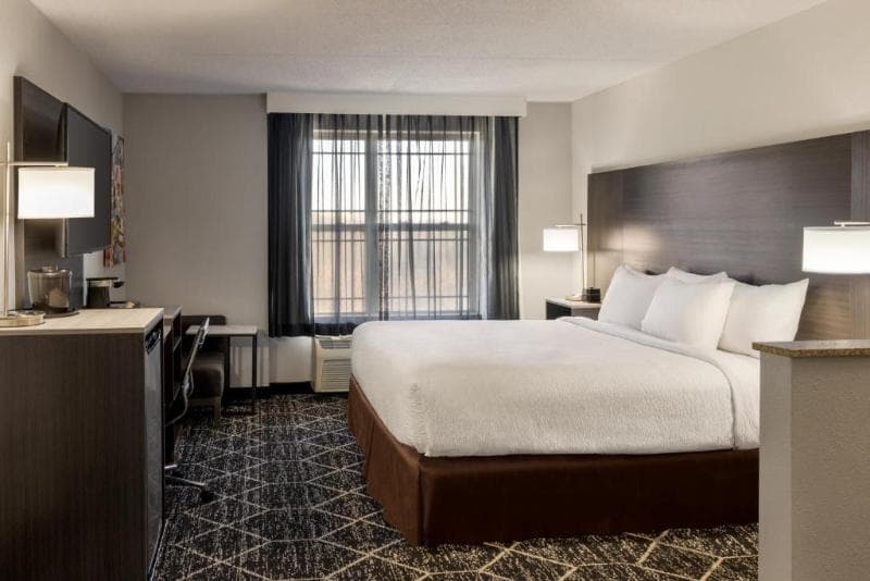 La Quinta Inn & Suites by Wyndham Lake George 5
