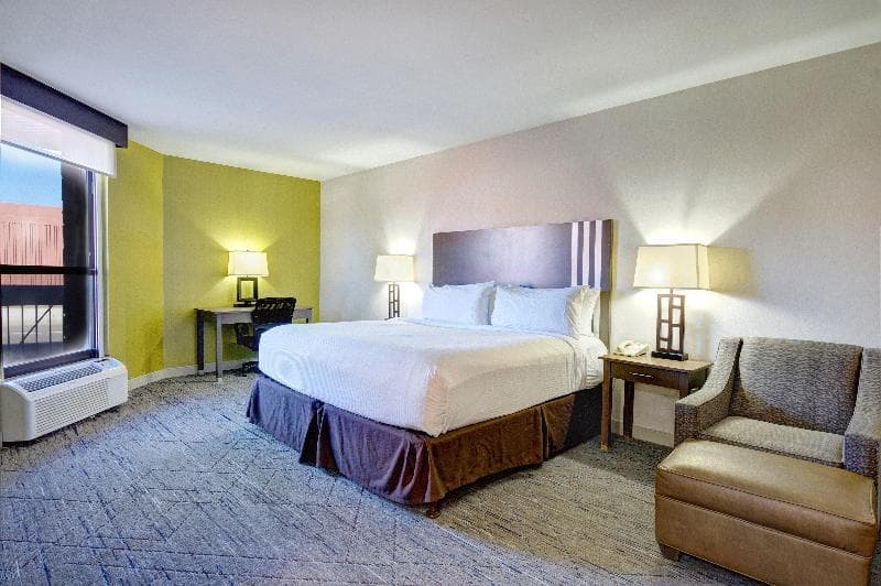Holiday Inn Express & Suites Phoenix-Tempe 4