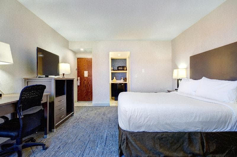 Holiday Inn Express & Suites Phoenix-Tempe 5