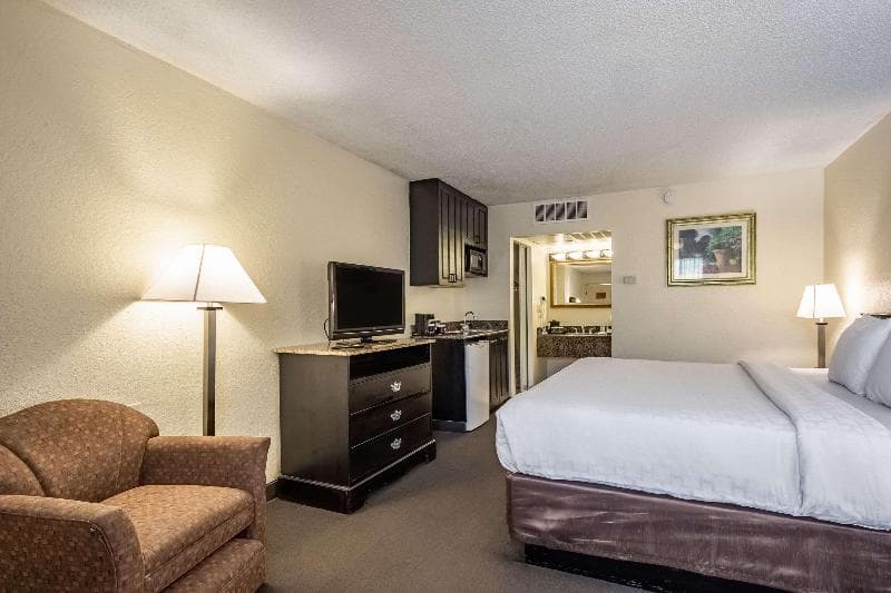 Clarion Inn & Suites 3