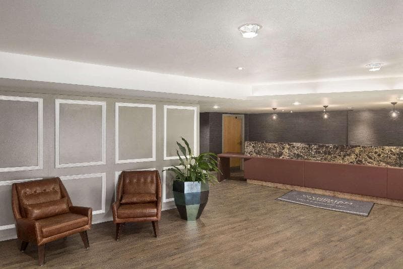 Ramada Hotel & Suites by Wyndham Coventry 2
