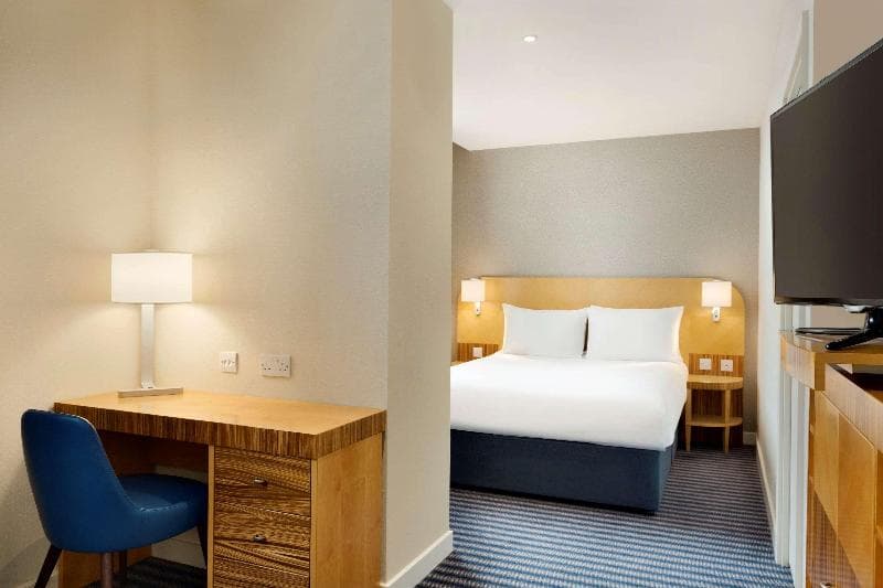 Ramada Hotel & Suites by Wyndham Coventry 5