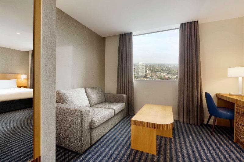 Ramada Hotel & Suites by Wyndham Coventry 3