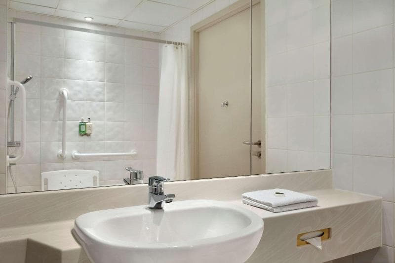Ramada Hotel & Suites by Wyndham Coventry 4