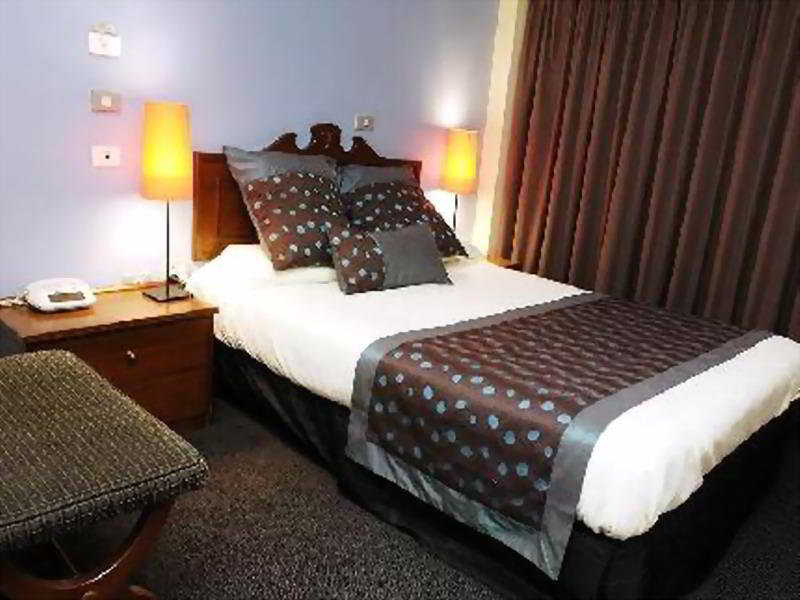 Mariners Court 4
