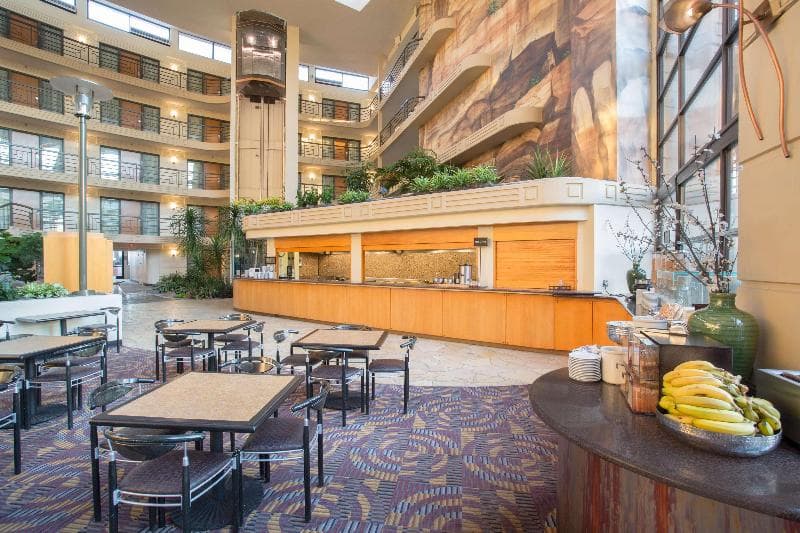Embassy Suites by Hilton Phoenix Biltmore 4