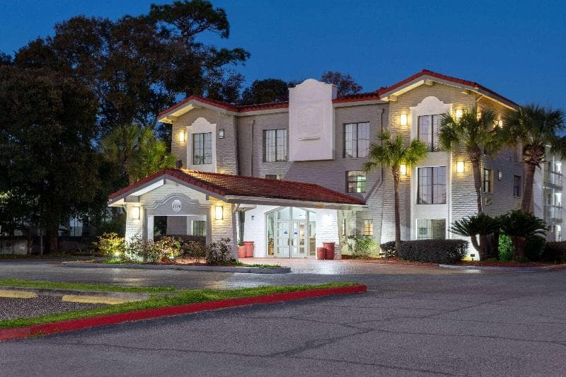 La Quinta Inn by Wyndham Pensacola 2
