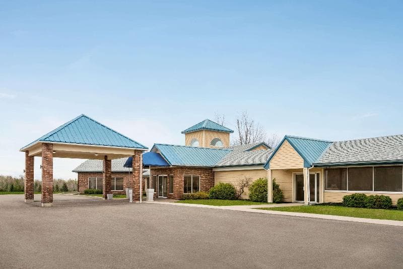Days Inn & Suites by Wyndham Moncton 4