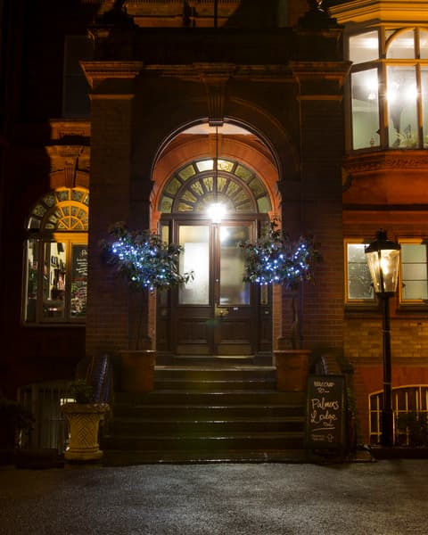 Palmers Lodge Swiss Cottage 2