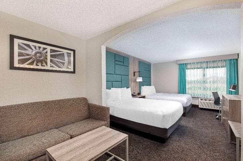 La Quinta Inn & Suites by Wyndham Pigeon Forge-Dollywood 5