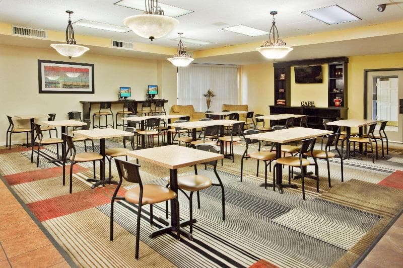 La Quinta Inn & Suites by Wyndham Memphis Airport Graceland 3