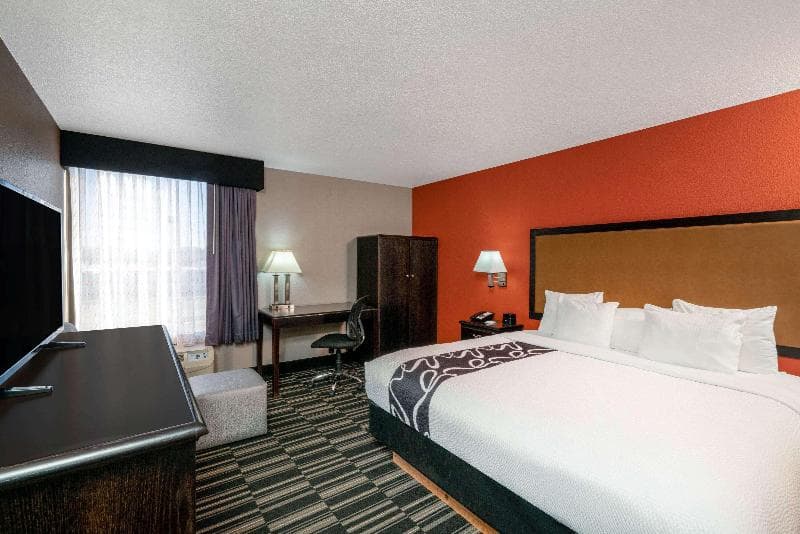 La Quinta Inn & Suites by Wyndham Memphis Airport Graceland 4