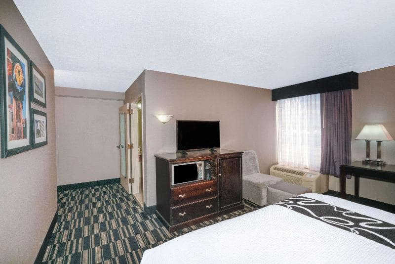 La Quinta Inn & Suites by Wyndham Memphis Airport Graceland 5