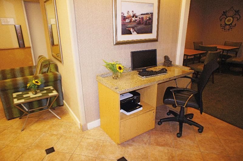 La Quinta Inn & Suites by Wyndham Jackson photo 1