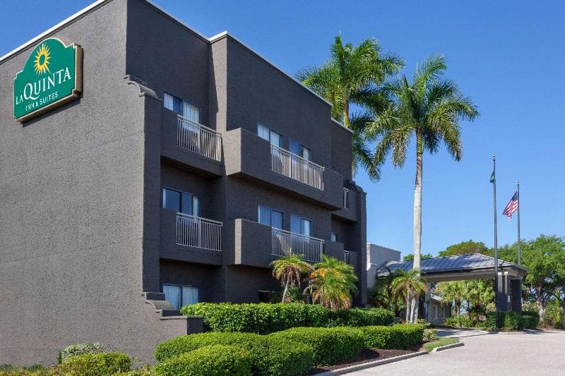 La Quinta Inn & Suites by Wyndham Ft. Myers-Sanibel Gateway 1