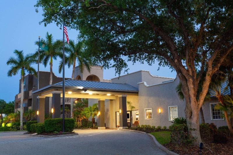 La Quinta Inn & Suites by Wyndham Ft. Myers-Sanibel Gateway 2