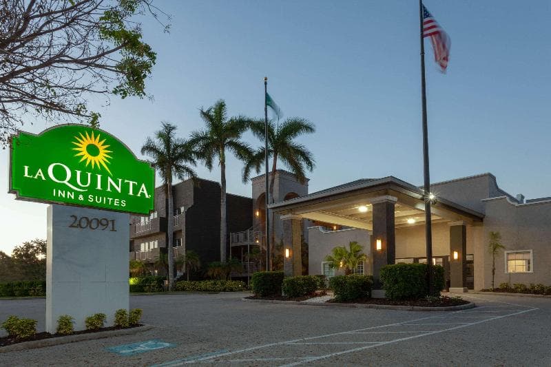 La Quinta Inn & Suites by Wyndham Ft. Myers-Sanibel Gateway 3