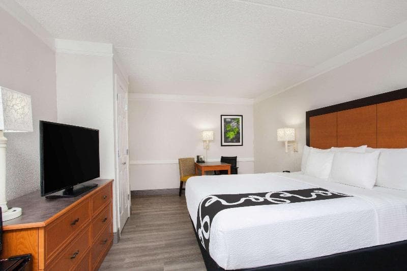 Baymont by Wyndham Fort Myers Central 5