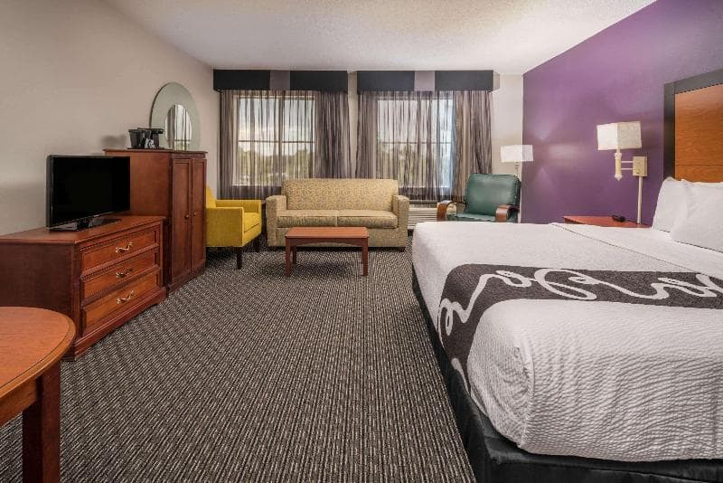 La Quinta Inn & Suites by Wyndham Naples East (I-75) 3