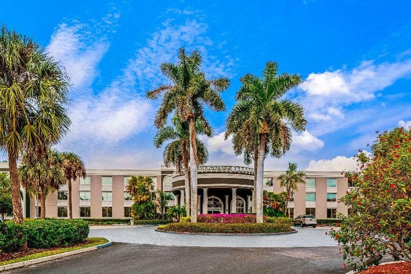 La Quinta Inn & Suites by Wyndham Naples Downtown photo 1