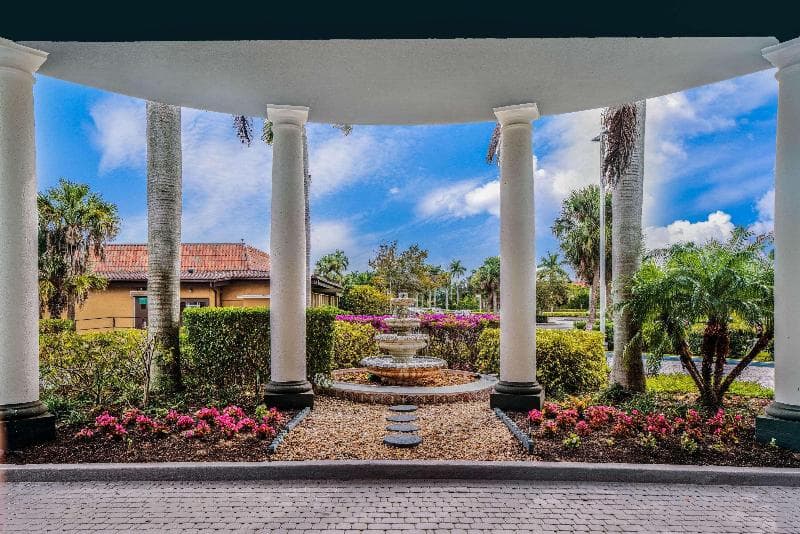 La Quinta Inn & Suites by Wyndham Naples Downtown 3