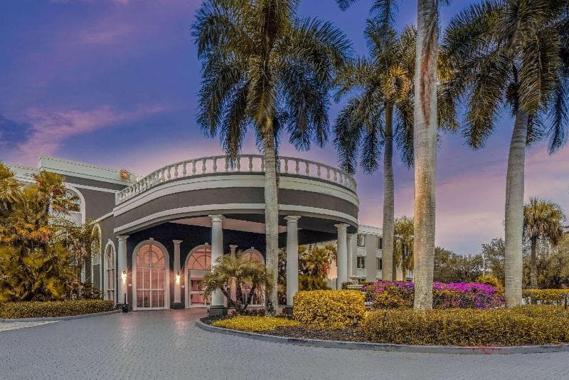 La Quinta Inn & Suites by Wyndham Naples Downtown 4