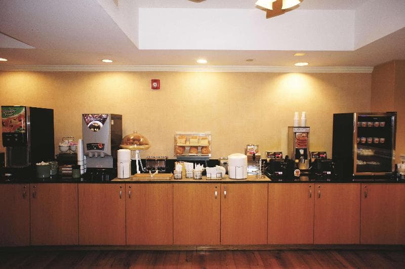 La Quinta Inn & Suites by Wyndham Sarasota Downtown 2