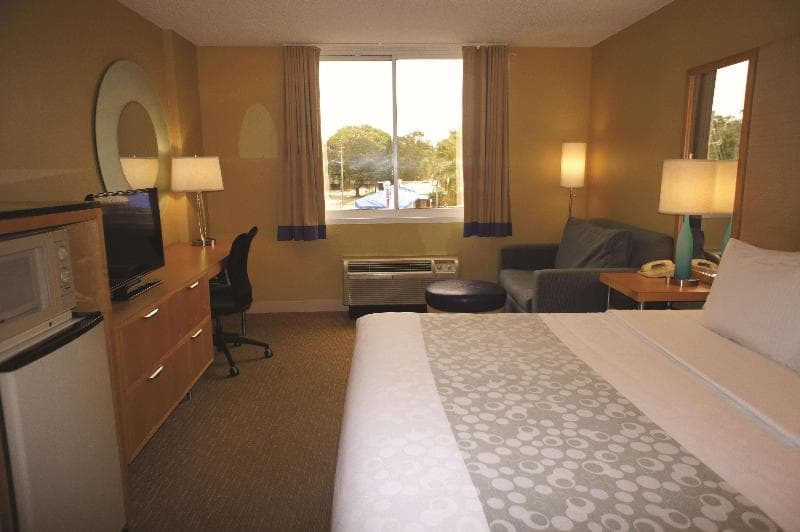 La Quinta Inn & Suites by Wyndham Sarasota Downtown 4