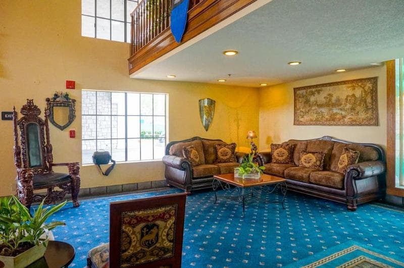 Castle Inn and Suites 5