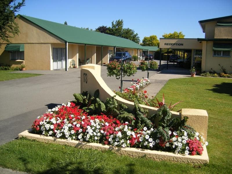Commodore Court Motel 4