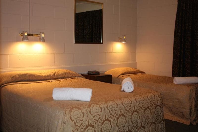 Commodore Court Motel 5