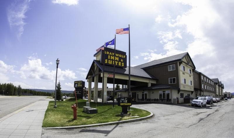 Gray Wolf Inn & Suites 3