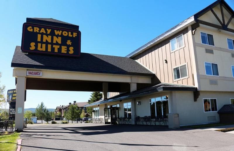Gray Wolf Inn & Suites photo 1