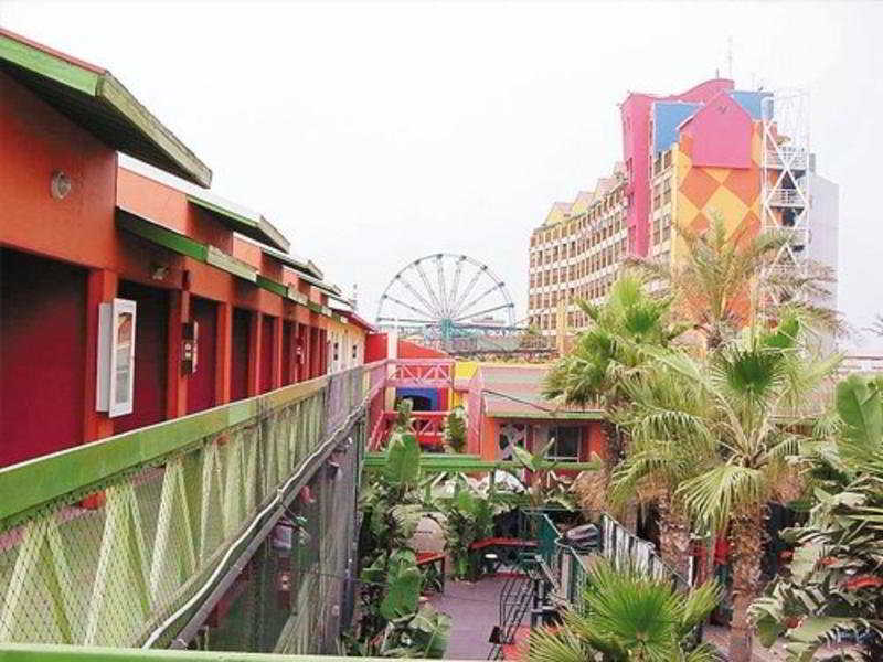 Festival Plaza 3