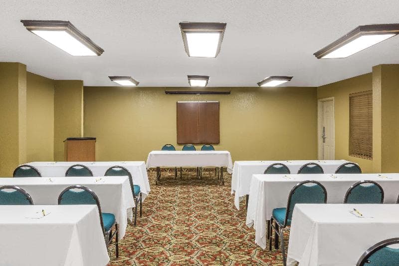 Super 8 By Wyndham Metairie main